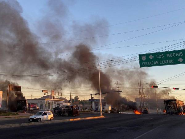 Vehículos fueron incendiados en las entradas a la capital del estado y otras ciudades como Los Mochis y Guasave.