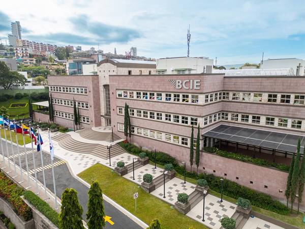 El Banco Centroamericano de Integración Económica (BCIE) recibió una calificación de “AA” con perspectiva positiva por parte de Fitch Ratings, un avance de dos escalones respecto a la última evaluación pública de la agencia en 2019, que refuerza su posicionamiento entre las instituciones multilaterales con sólidos perfiles crediticios.