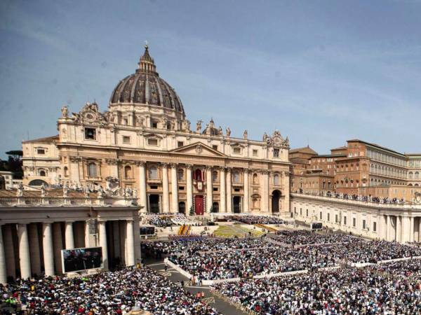 El camarlengo se encargará de organizar, junto al Colegio de Cardenales, el cónclave para elegir al nuevo papa.