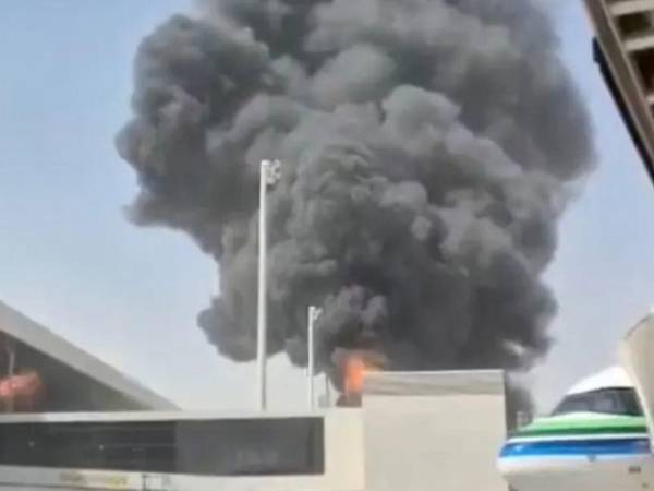 La autoridad oficial saudí no dijeron cuándo serán reanudadas las operaciones en el aeropuerto, que fueron suspendidas temporalmente.