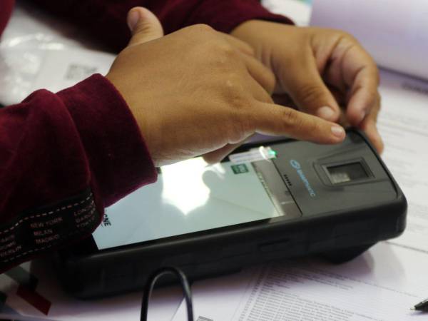 Los datos de más de 900 actas se transmitieron con normalidad a pesar de tener irregularidades, denunció la consejera López.