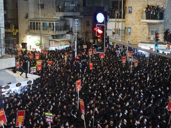 Un joven de 18 años murió y otras tres personas resultaron heridas después de que un autobús atropellara a manifestantes judíos ultraortodoxos durante una protesta masiva en Jerusalén, informó este martes Magen David Adom (MDA, la Estrella de David Roja) en Israel.