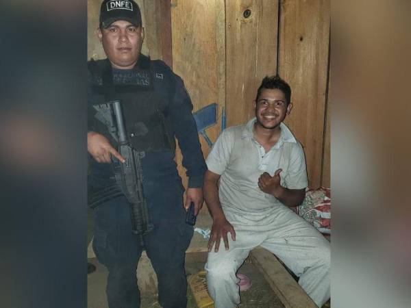 El joven José Carlos Ruíz posó muy alegre con los agentes de la Policía Nacional luego de ser rescatado este día.