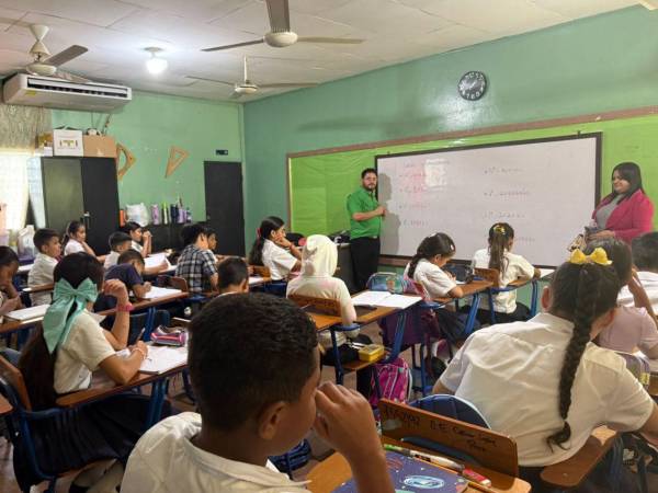Niños y niñas de la escuela César López Pérez reciben sus clases tras protestas.