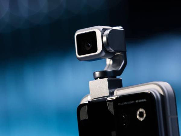 El Robot Phone, un smartphone con IA, gimbal mecánico, cámara de 200 MP y funciones de imagen desarrolladas junto con ARRI.