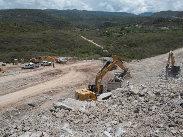 La obra, que comenzó en septiembre de 2025, contempla la construcción de 8.8 kilómetros de carretera de concreto hidráulico, con cuatro carriles y curvas y pendientes controladas.