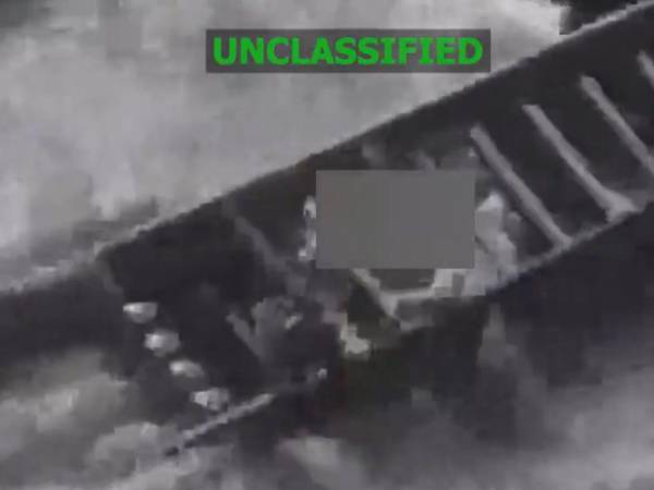 Captura de video tomada de la cuenta oficial de la red social X @Southcom del Comando Sur de Estados Unidos que muestra el ataque a una lancha en aguas internacionales.