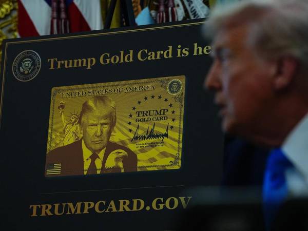 Además del pago anual de 100,000 dólares por la visa H1-B, Trump presentó la <b>“tarjeta dorada”</b>, un nuevo programa migratorio que permitirá obtener visados acelerados a extranjeros con habilidades excepcionales que inviertan <b>un millón de dólares</b>, o dos millones si cuentan con patrocinio empresarial.