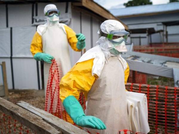 Trabajadores de salud provistos de trajes protectores comienzan su turno en un centro de atención para pacientes con ébola en Beni, en la República Democrática del Congo. Foto: AP.