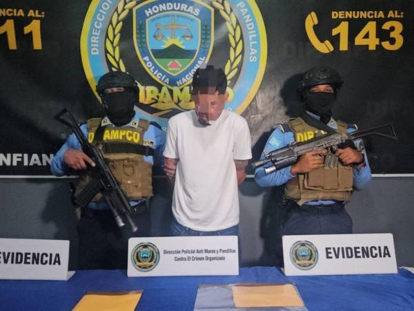 El detenido Otilio Eleroy Peña Ortiz, al ser arrestado por los agentes de la Dipampco, en Choloma.