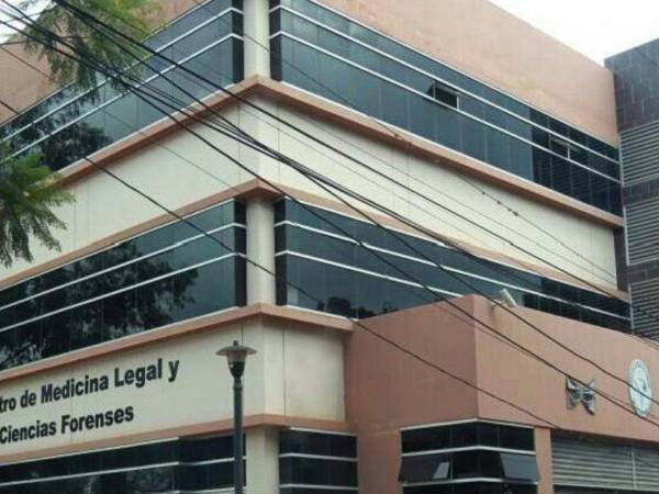 Pasadas a las 10:00 de la noche ingresaron los cadáveres de los siete agentes a la morgue.