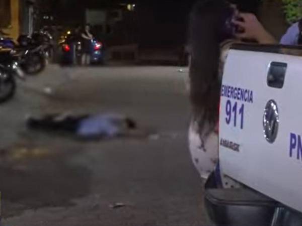 El cuerpo del joven quedó tendido boca abajo en la calle.