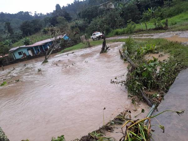 Crecidas y desbordamientos tras lluvias amenazan a pobladores de Marcala, La Paz