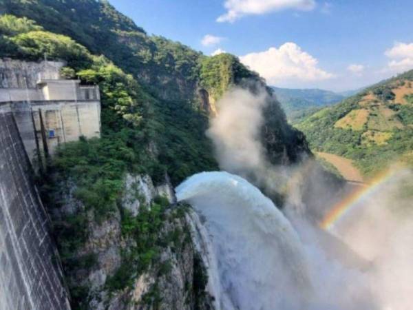 La represa El Cajón realizará descargas controladas para prevenir inundaciones ante el incremento del nivel del embalse.