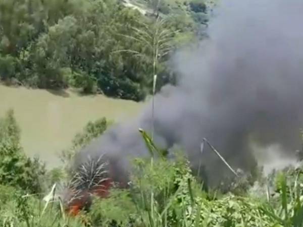 Este domingo, un bus de cofradía cayó en una hondonada en la colonia Lempira. Testigos indican que hasta el momento hay cuatro personas fallecidas, aunque las autoridades aún no han confirmado la cifra.