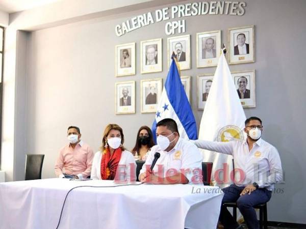 La ministra de Salud y el presidente del Colegio de Periodistas durante una conferencia de prensa. Foto David Romero| EL HERALDO