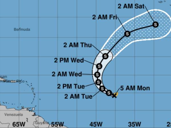 Los vientos con fuerza de tormenta tropical de Lorenzo se extienden hasta unos 150 kilómetros (90 millas) desde su centro.