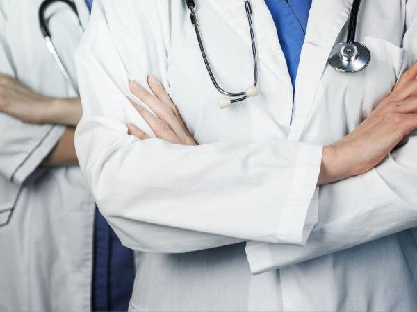 La conducta de la doctora Diana Sierra se enmarca en el delito de tratos crueles, inhumanos o degradantes cometidos por funcionario público, tipificado en el artículo 217 del Código Penal vigente.