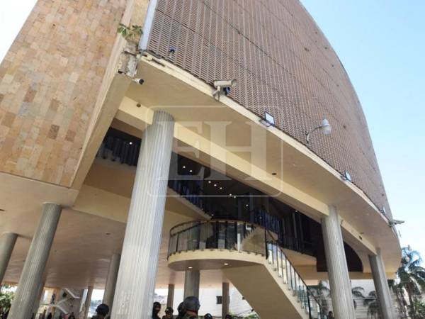 Descubren cámaras y micrófonos de alta tecnología en Congreso.