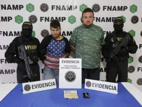 Momento en que las autoridades muestran a los detenidos junto a la evidencia encontrada.