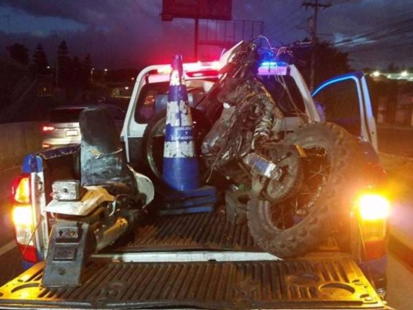 El informe preliminar establece que los uniformados se transportaban en una motocicleta de la Policía Nacional que se les había asignado y al momento de dar seguimiento a una camioneta impactaron contra un poste de concreto del tendido eléctrico.