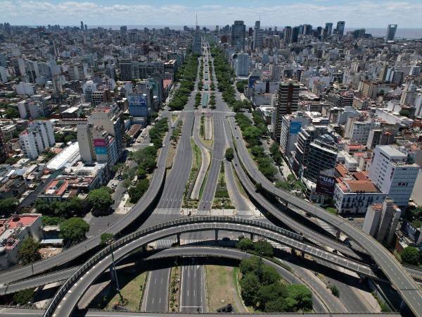 Todas las calles de la capital argentina lucen completamente vacías.