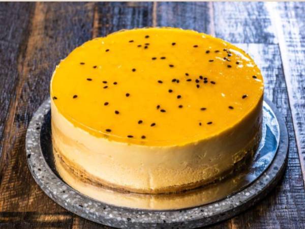 Cheesecake de maracuyá, una receta que no requiere horneado y destaca por el sabor fresco y ligeramente ácido del maracuyá, ideal para los días cálidos.