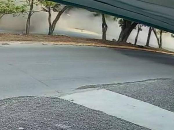 El video captó cómo iba de acelerado el automotor antes de estrellarse contra el muro perimetral de la vivienda.