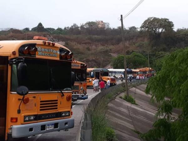 Varios buses fueron estacionados en la carretera al sur de Honduras. Fotos: Cortesía.