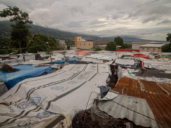Fotografía que muestra el exterior del campamento de desplazados Camp Kid este viernes, en Puerto Príncipe (Haití).