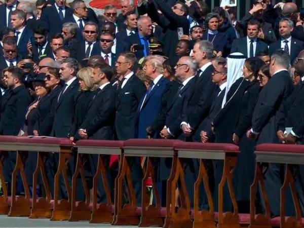 La plaza de San Pedro del Vaticano se convirtió este sábado en el epicentro de una histórica despedida. Más de 60 jefes de Estado y de Gobierno, junto a miles de fieles, se reunieron para rendir homenaje al papa Francisco, fallecido el pasado lunes a los 88 años.