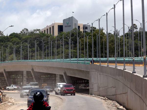 El paso a desnivel Papa Francisco, ubicado en el tramo que conecta el Anillo Periférico con la calle Los Alcaldes, permanece paralizado y sin tráfico vehicular.