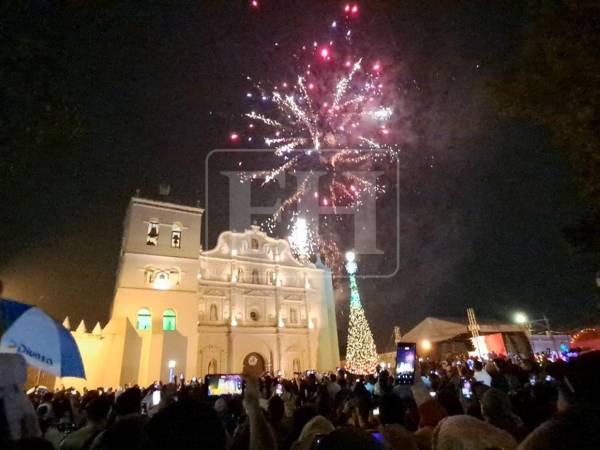 Miles de visitantes se congregaron frente a la Catedral de la Inmaculada Concepción para recibir el Año Nuevo en el corazón de la ciudad colonial de Comayagua.