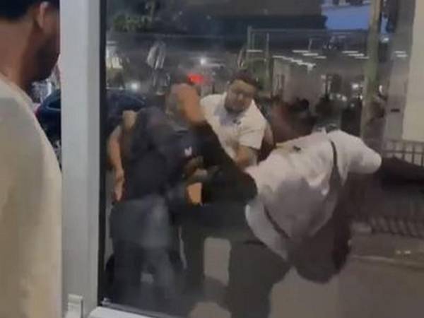 La situación quedó registrada en video por otros derechohabientes que se encontraban en el lugar y publicaron el video.