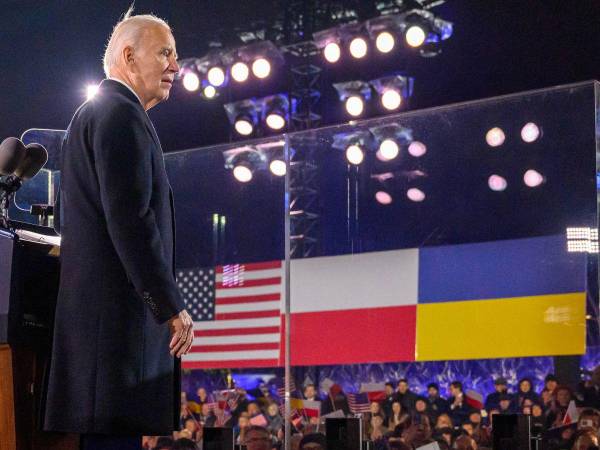 El presidente de los EE. UU., Joe Biden, mira a los miembros de la audiencia después de hablar en los Jardines del Castillo Real de Varsovia en Varsovia el 21 de febrero de 2023.