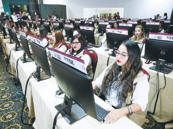 El TSE hace el escrutinio final con base en las actas recibidas desde las mesas que son digitalizadas en su sistema.