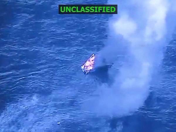 Captura de pantalla de la cuenta oficial de la red social X @SecWar del secretario de Guerra de Estados Unidos, Pete Hegseth, que muestra el momento del ataque a una lancha cerca de Venezuela. Hegseth apuntó que el ataque se llevó a cabo en aguas internacionales frente a la costa de Venezuela mientras el buque transportaba cantidades sustanciales de narcóticos con destino a Estados Unidos para envenenar a los estadounidenses.