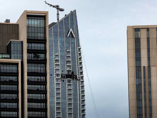 Rascacielos de Dubái presentan daños tras el impacto de drones durante los ataques atribuidos a Irán en medio de la escalada de tensiones en el golfo Pérsico.
