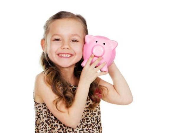 El ahorro infantil debe iniciarse con el uso de una alcancía dentro del hogar.