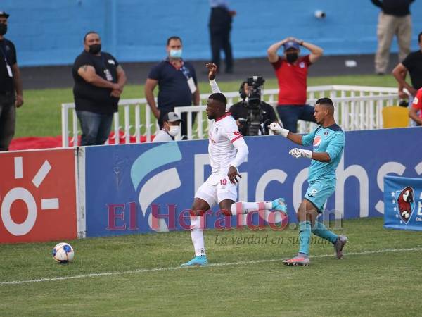 El portero durante sus acciones en el juego ante Olimpia.