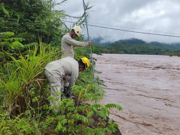 El Cuerpo de Bomberos de Honduras supervisa la crecida del río Ulúa a la altura de Santa Bárbara.