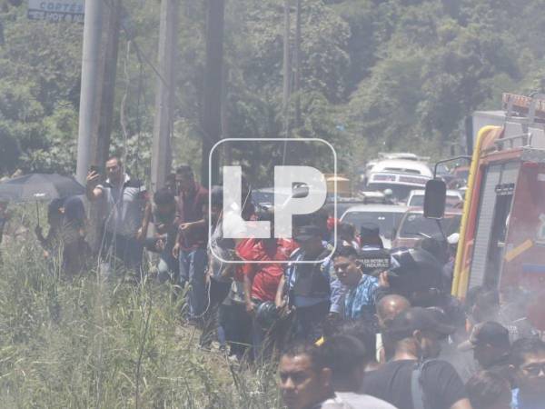 El hecho ocurrió cuando el rapidito se conducía desde Cofradía hacia San Pedro Sula y cayó a la hondonada, aparentemente por exceso de velocidad. Fotos: Neptalí Romero.