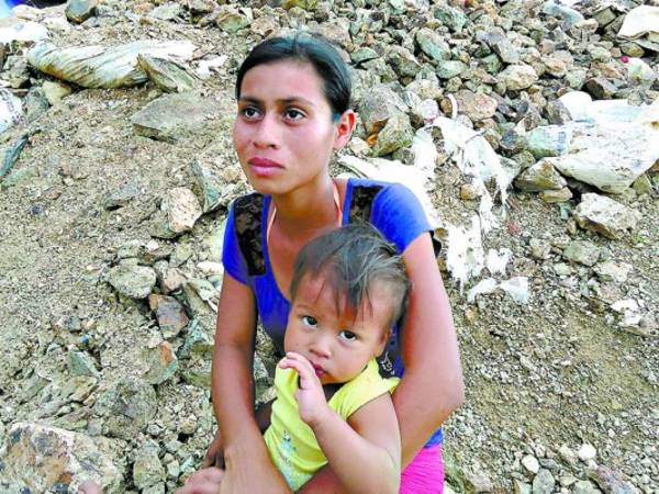 La esposa de Ever Rodríguez, Cindy Maradiaga, pide a las autoridades que ayuden a los mineros para que dejen ese trabajo.