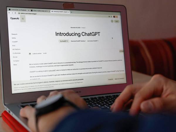 Para el estudio, se evaluó a participantes adultos de entre 18 y 81 años para determinar si podían distinguir entre relatos cortos escritos por humanos y relatos generados por inteligencia artificial.