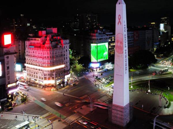 Sobre las caras del Obelisco, además, se proyectaron imágenes del papa y la leyenda recen por mí.