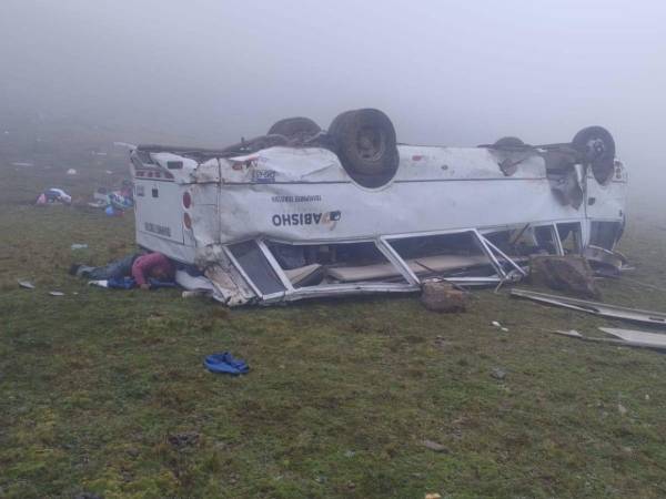 Al menos nueve personas murieron y quince resultaron heridas después de que un vehículo turístico que iba de camino al Nevado Rajuntay, en la sierra central del departamento de Junín, se despeñara por una pendiente de unos 40 metros, informaron este domingo fuentes oficiales.
