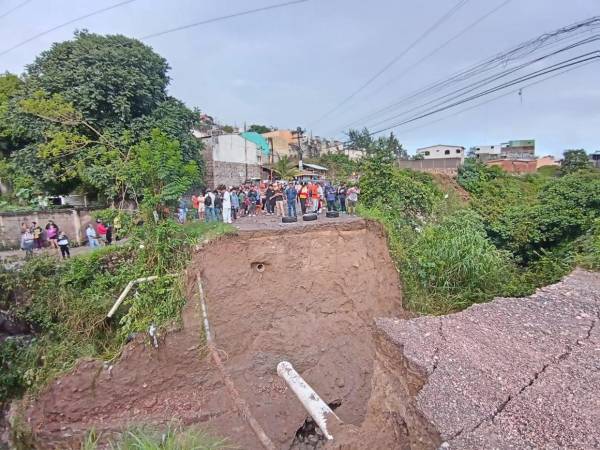 Sin acceso a la colonia, más que arriesgando la vida al bajar y cruzar por la quebrada, así quedaron los vecinos de la colonia Reynel Fúnez y zonas aledañas tras el socavón que dejaron las intensas lluvias del lunes.