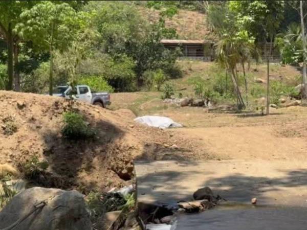De acuerdo con la información preliminar, el hecho ocurrió durante la madrugada, aunque el cuerpo fue encontrado varias horas después.