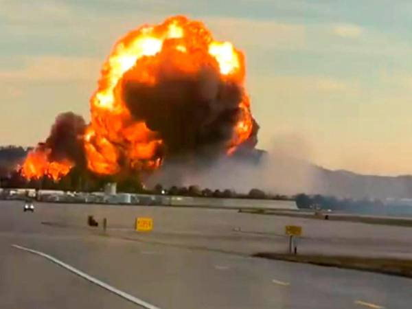 El accidente provocó un incendio de grandes dimensiones en las inmediaciones del aeropuerto.