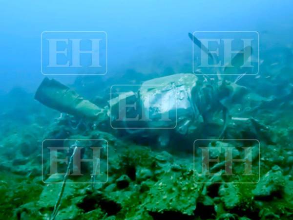 El avión sigue a 65 metros bajo las profundidades del mar. Este equipo tuvo acceso a las fotografías de la aeronave, que está en cinco partes. Para seguir con las investigaciones deben sacarlas del agua.